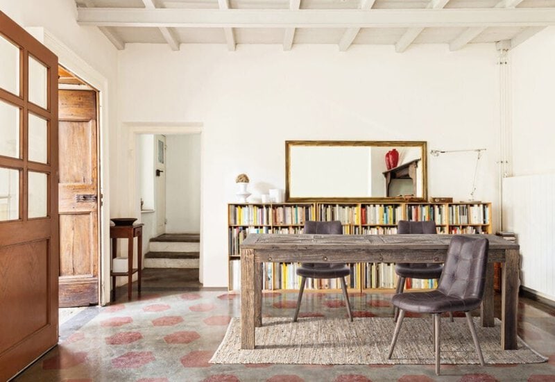 Ampio spazio con libreria e mobili di stile, ideale per ambienti di casa raffinati e confortevoli.