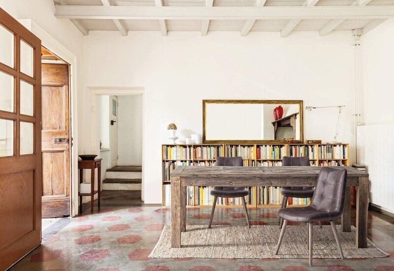 Ampio spazio con libreria e mobili di stile, ideale per ambienti di casa raffinati e confortevoli.