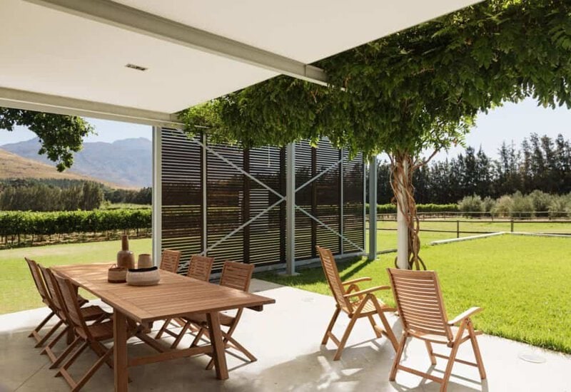 Spazio esterno con eleganti arredi in legno e viste sulla natura.