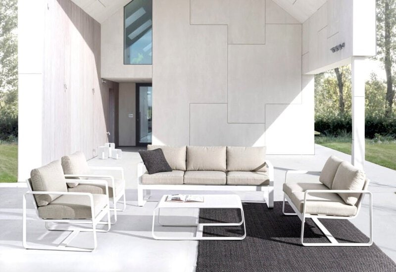 Mobili da esterno eleganti e moderni con sedie e divano in tessuto beige e struttura bianca.