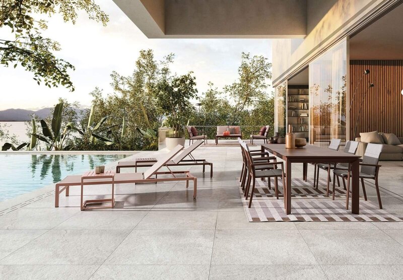 Piscina, zona relax con lettini e mobili di design in un terrazzo moderno e raffinato.