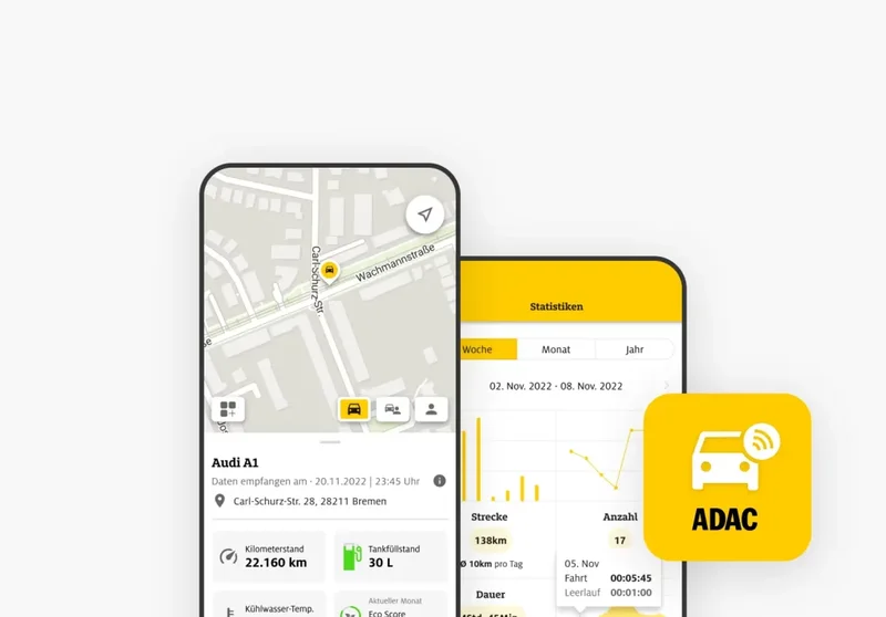 Zwei Smartphone-Ansichten der ADAC Smart Connect App. Die linke Ansicht zeigt eine Karte mit dem Standort eines Fahrzeugs, einem Audi A1, sowie Fahrzeugdetails wie Kilometerstand, Tankfüllstand und Kühlwasser-Temperatur. Die rechte Ansicht zeigt Statistiken zur Fahrstrecke und -dauer über einen ausgewählten Zeitraum. Unten rechts ist das gelbe ADAC-Logo mit einem Autosymbol und Funksignal zu sehen.