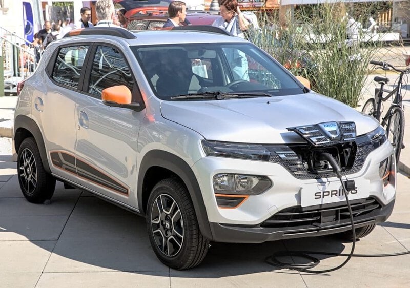 Dacia Spring électrique de première génération, photographiée de trois-quarts avant