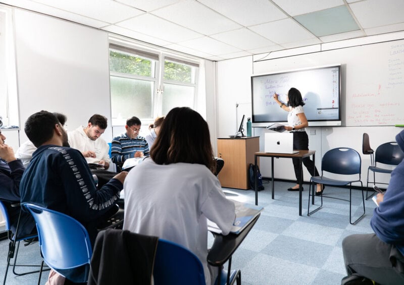 Englischunterricht in einem modernen Klassenzimmer mit interaktivem Whiteboard