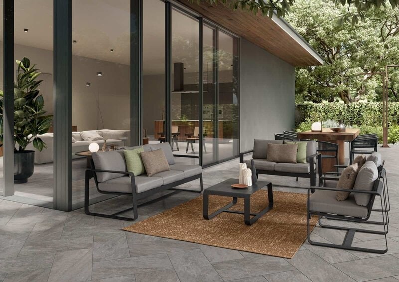 Divani moderni e outdoor con ambiente accogliente e arredamento di design.