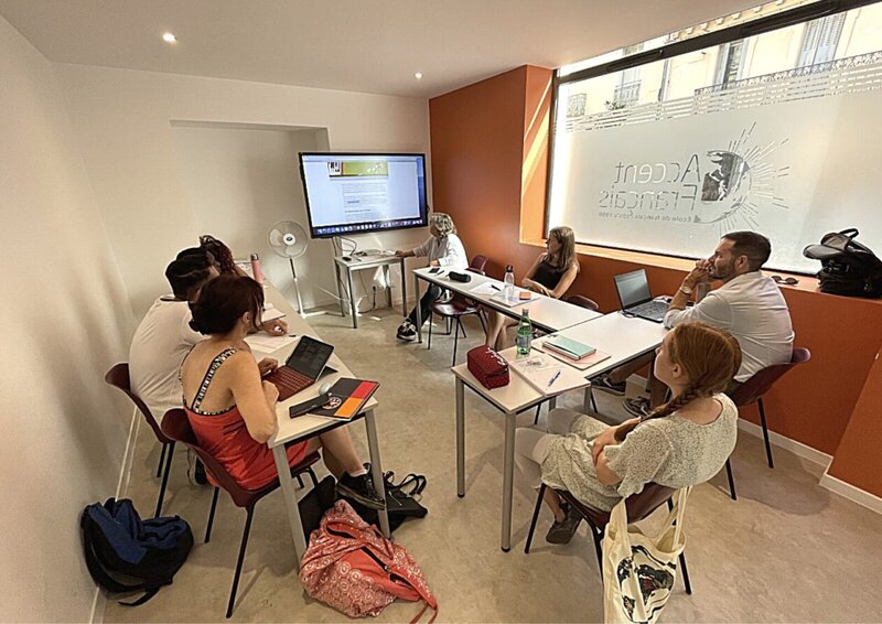 Französischunterricht in einem modernen Klassenzimmer der Sprachschule Accent Français in Montpellier.