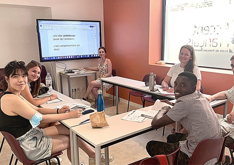 Internationale Sprachschüler in einem interaktiven Französischkurs an der Sprachschule Accent Français in Montpellier.