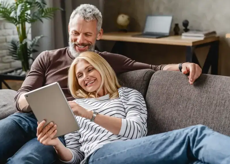 Pareja senior viendo soluciones de inversión para mejorar su bienestar y calidad de vida en la jubilación