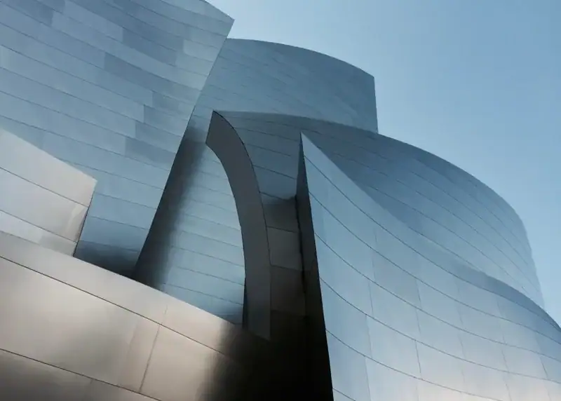 Edificio de arquitectura moderna con fachadas curvas que representa servicios legales inmobiliarios y constructivos