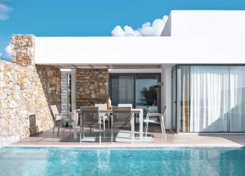 Tranquilla villa moderna con piscina in Toscana, soggiorno di lusso con arredi contemporanei e vista spettacolare.