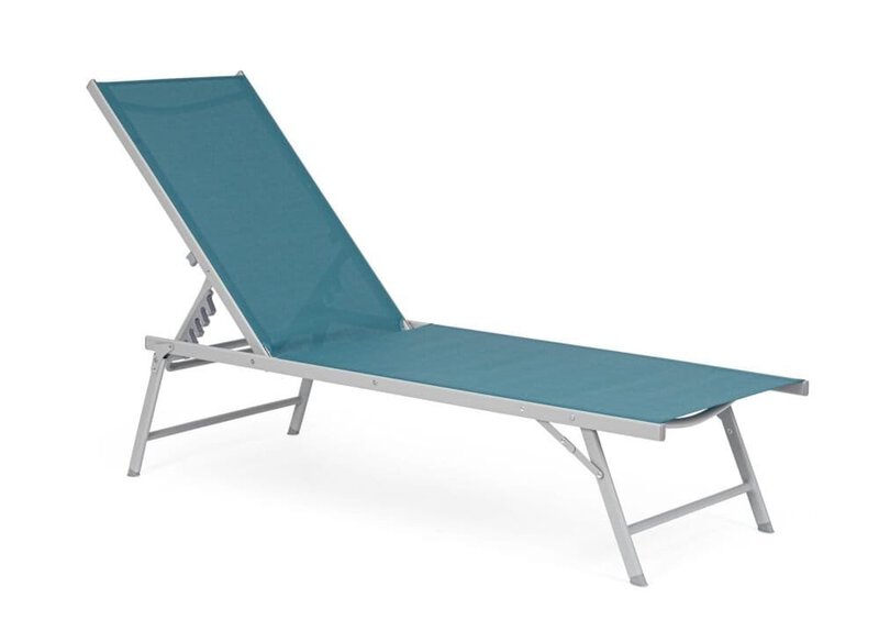 Sedia da spiaggia pieghevole in tessuto blu con struttura in alluminio resistente.