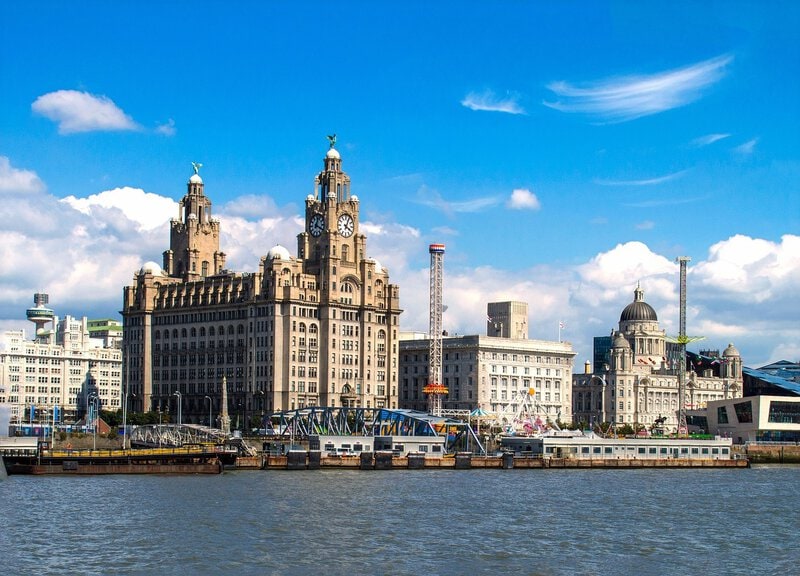 Die berühmte Skyline von Liverpool mit dem Royal Liver Building, Cunard Building und dem Port of Liverpool Building an der Waterfront.