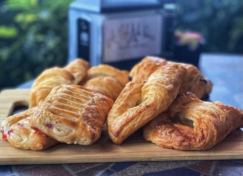 le cafe de paris pastries and croissant