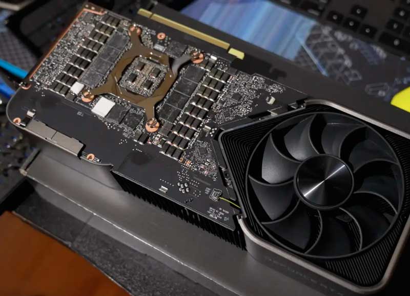 GeForce RTX 3090 Founders Edition со снятой задней панелью. GeForce RTX 3090 Founders Edition со снятой задней панелью.