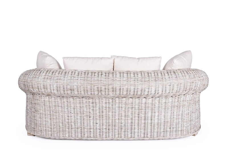 Sofà in vimini bianco con cuscini, ideale per ambienti esterni e arredo vintage di design.