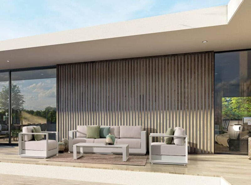 Soffice divano da esterno con cuscini verdi, combinazione di stile contemporaneo e comfort.