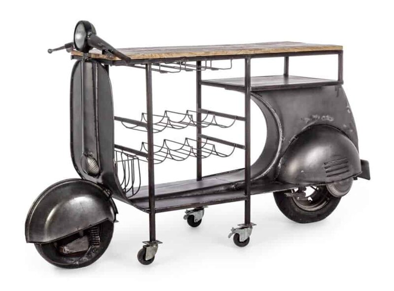 Vespa in stile vintage come mobile bar, con mensola in legno e ripiani in metallo per drink.