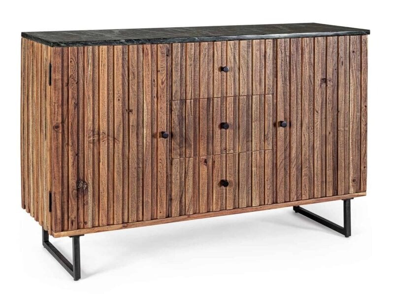 Armadio in legno artigianale con ante a battente e dettagli in ferro nero. Design moderno e resistente.