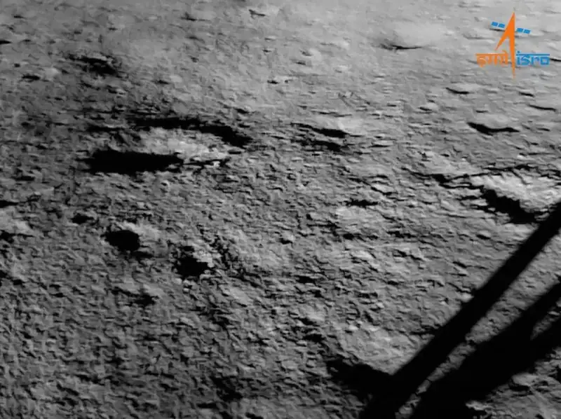 India 's Chandrayaan-3 lunar rover Pragyaan makes record as the first to take a walk near the south pole of the Moon _130886048_f4ohqjxbkaarkr2.jpg