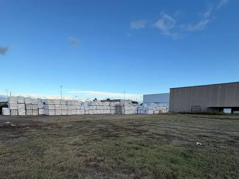 Aire de stockage extérieure pour conteneurs et engins au centre logistique de Sant Fruitós de Bages, en Catalogne (Espagne)