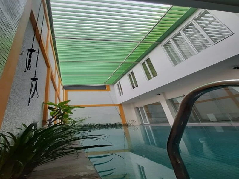 Atap aluminium Lovera di kolam renang rumah tropis Indonesia