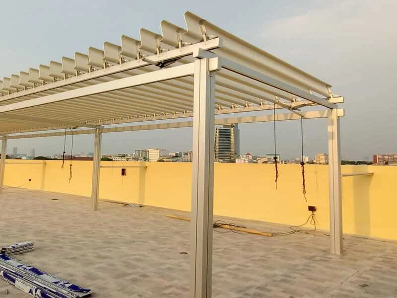 Atap buka tutup aluminium Roovree di balkon rumah tropis