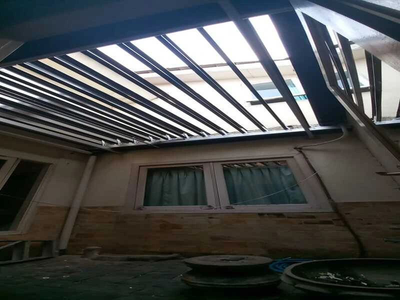 atap buka tutup Roovree tertutup untuk perlindungan dari cuaca ekstrem