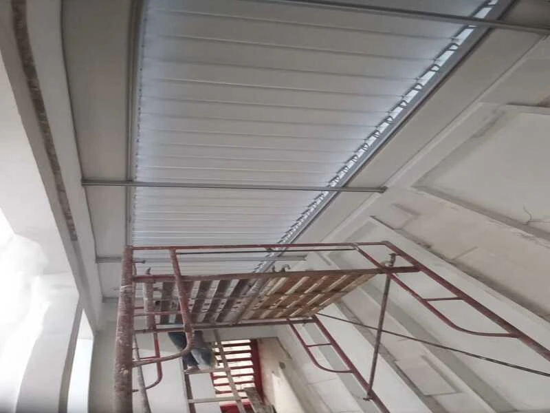struktur hollow frame atap buka tutup Roovree dari aluminium anodizing