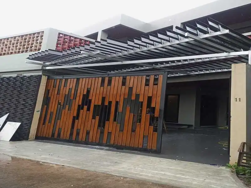 "Pemasangan atap buka tutup Roovree untuk carport rumah modern"