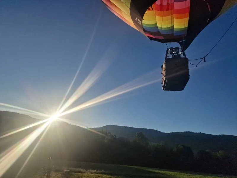 Vol libre en montgolfière Hautes-Alpes – B2o Gap-Tallard
Embarquez pour un vol libre individuel de ~1 h au-dessus des sommets et vallées autour de Gap & Tallard. Un moment magique au lever du soleil, accessible à tous (taille mini 1m20).
