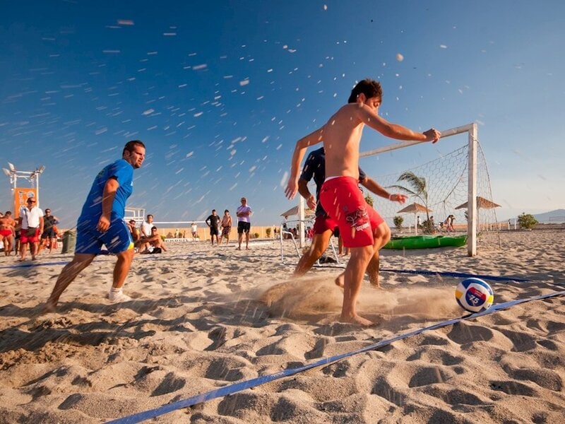 Beach voetbal op het strand bedrijfsuitje