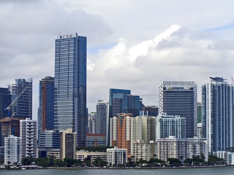 FED corta taxa de juros! Qual o impacto no setor imobiliário da Flórida?