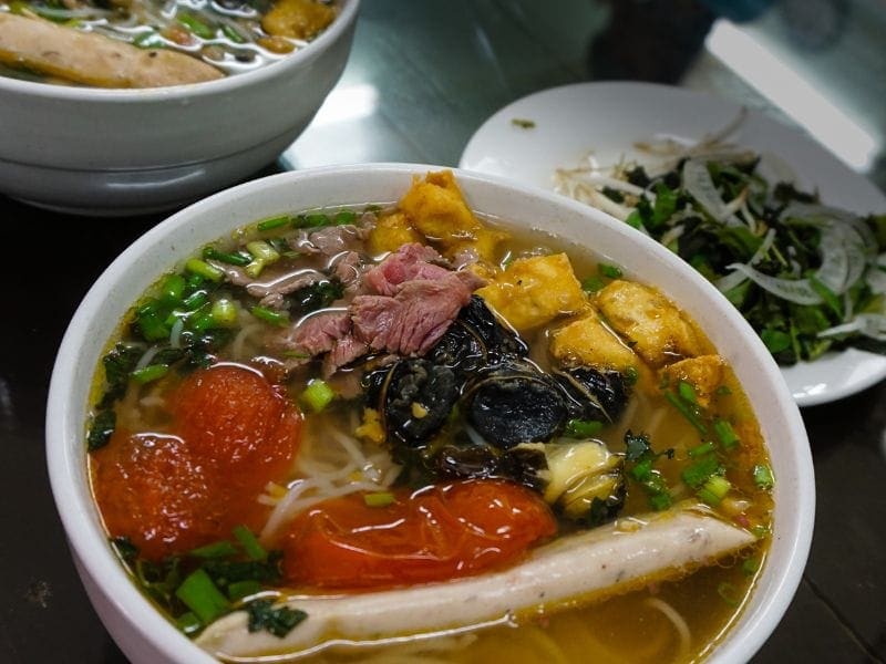 Thưởng thức tô bún ốc thơm ngon