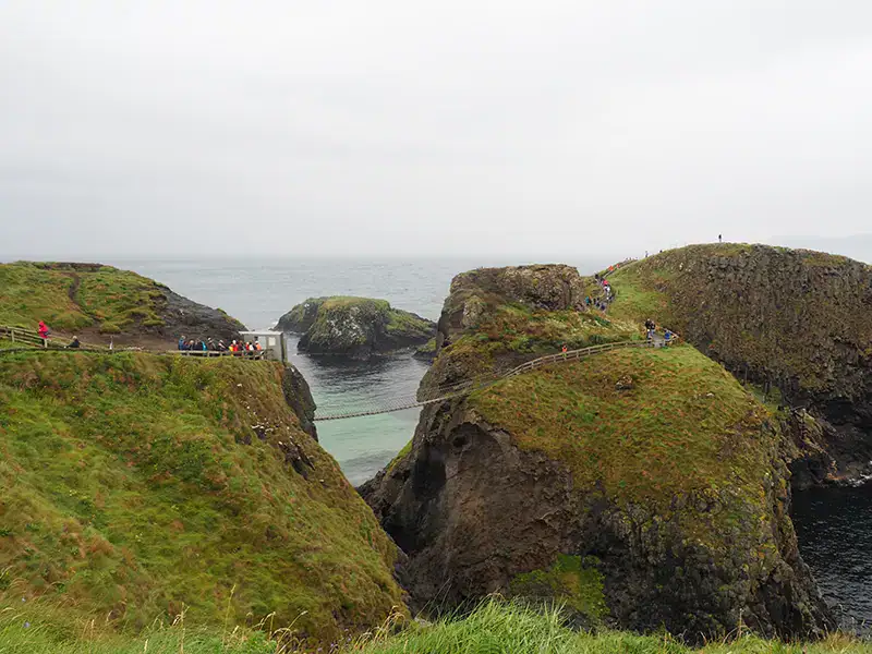 10 lugares imprescindibles que ver en Irlanda del Norte_Carrick-a-Rede Rope Bridge_ClickTrip