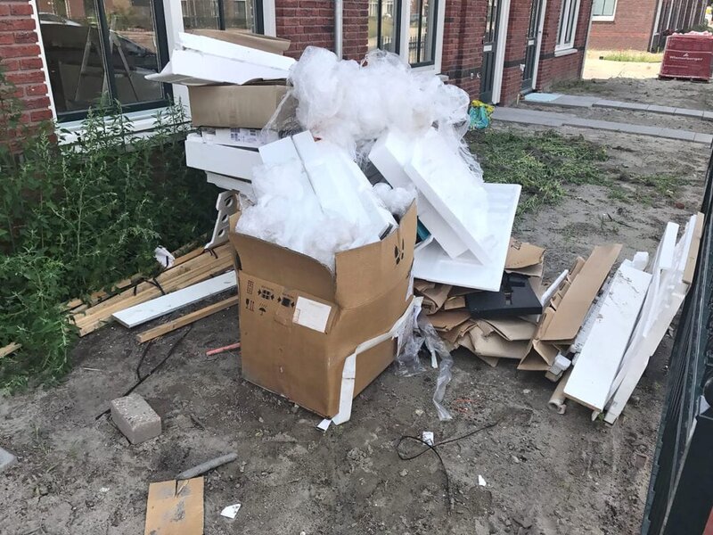 Montage-afval op een hoop