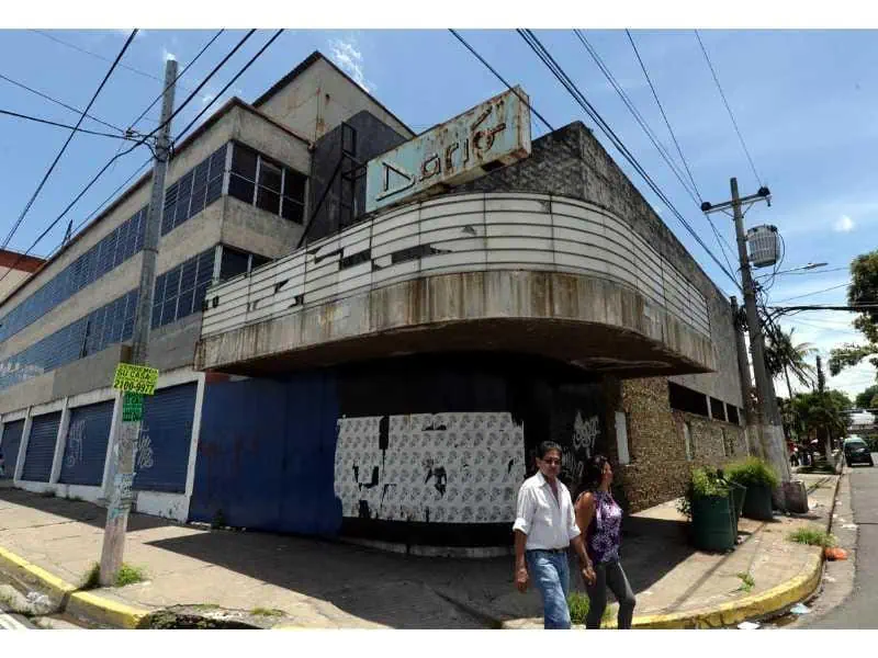 San Salvador, 1975. La imponente fachada del Cine Libertad durante un estreno dominical. Un testimonio de la era dorada del celuloide salvadoreño.