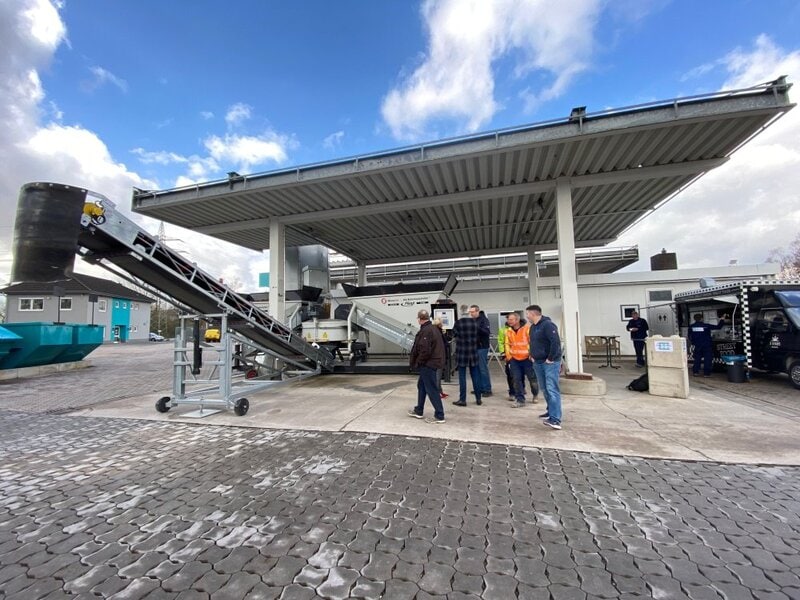 Personen stehen vor der Betontankstelle