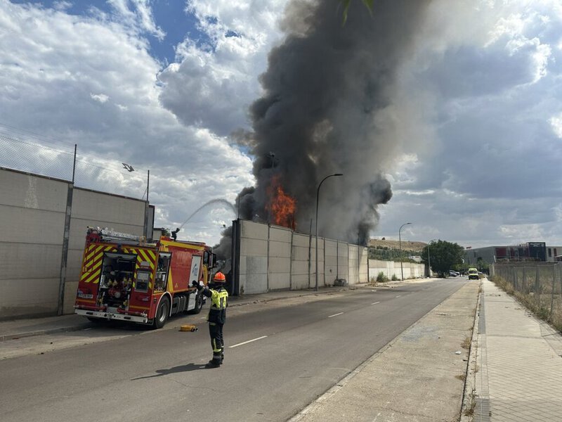 Bomberos extinguiendo incendio de chatarra en Vicálvaro Madrid