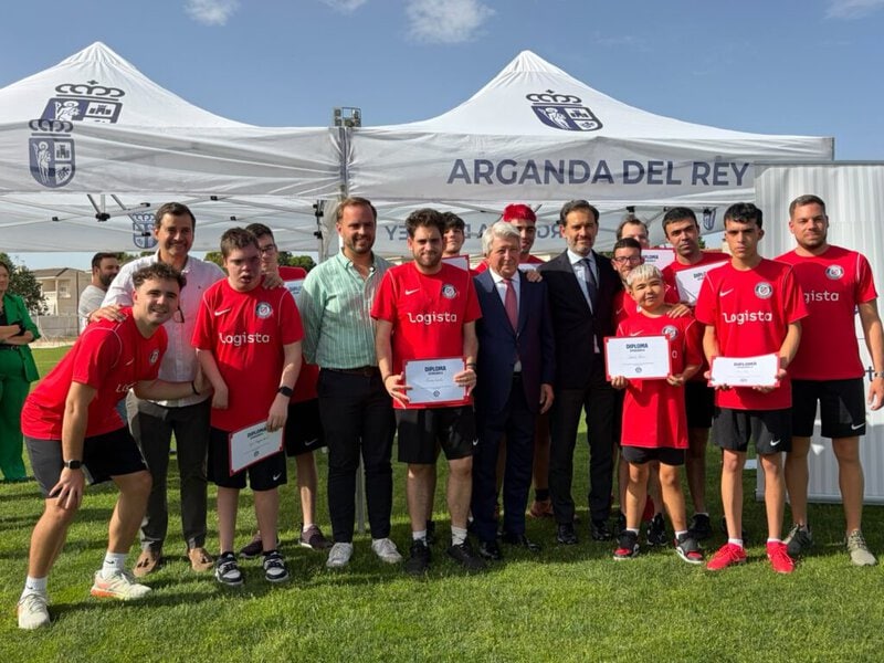 Jugadores en clausura escuela futbol adaptado Arganda rey