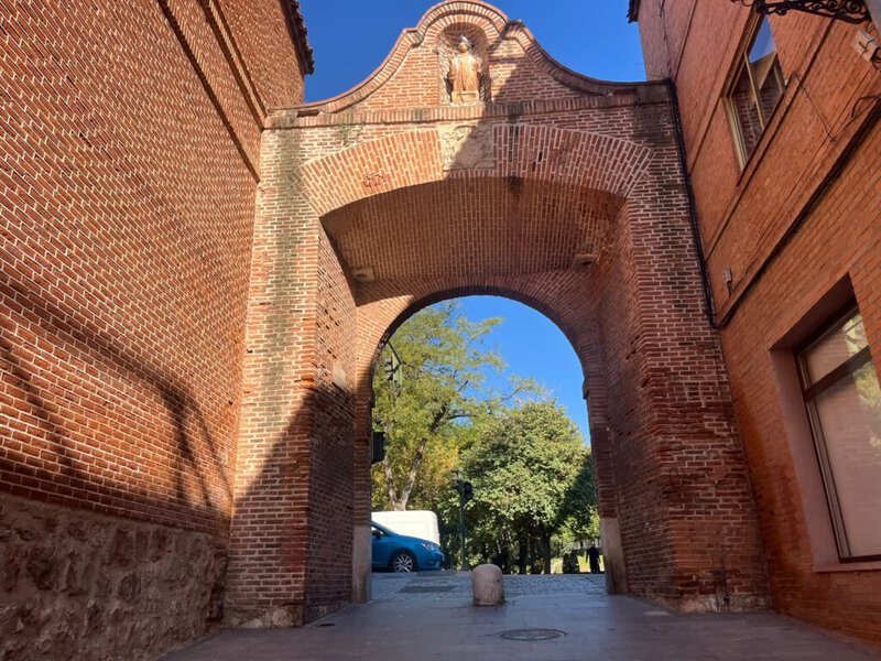 Arco de San Bernardo, puerta de ladrillo de la muralla del Palacio Arzobispal de Alcalá de Henares
