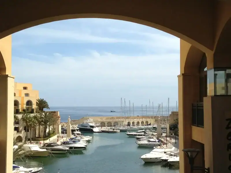 Luxuriöse Yachten im malerischen Yachthafen von Portomaso, Malta, mit Blick auf das Mittelmeer.