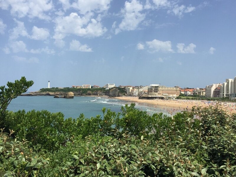 Panoramablick auf den Strand von Biarritz mit Leuchtturm und Atlantikküste.