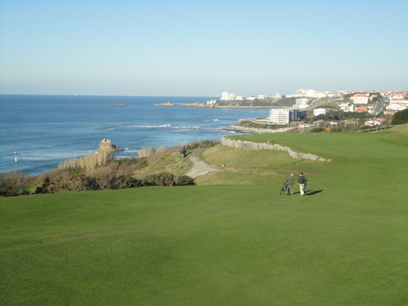 Golfplatz mit Blick auf den Atlantik in Biarritz, Frankreich.