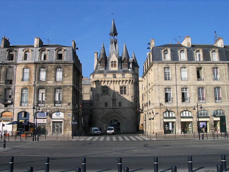 Porte Cailhau in Bordeaux – ein historisches Stadttor mit mittelalterlicher Architektur und Türmen.