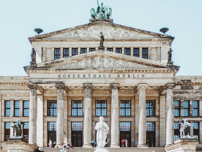 Fassade des Konzerthauses Berlin mit klassizistischer Architektur und Friedrich-Schiller-Denkmal