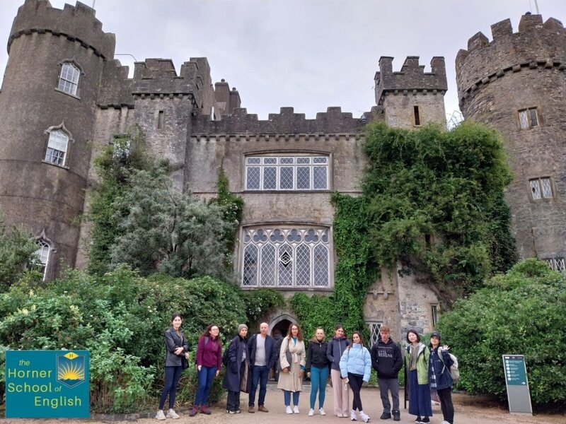 Eine Gruppe von Sprachschülern der Horner School of English vor dem historischen Malahide Castle in Irland.