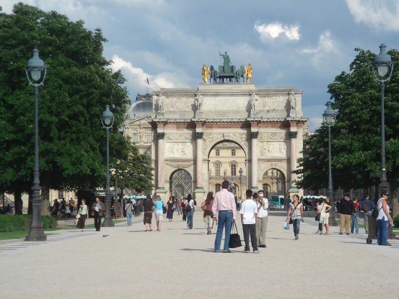 Arc de Triomphe du Carrousel in Paris mit Besuchern im Jardin des Tuileries.