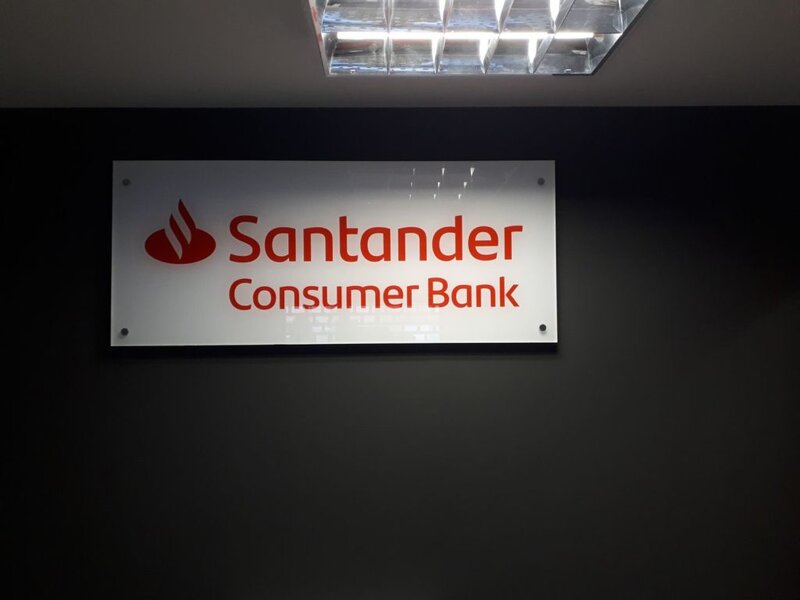 Litery i logo 3D bez podświetlenia: Santander Consumer Bank