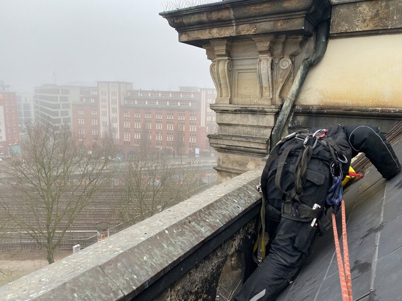 Dachrinnenreinigung - Meister im Seil GmbH - Industriekletterer Hamburg