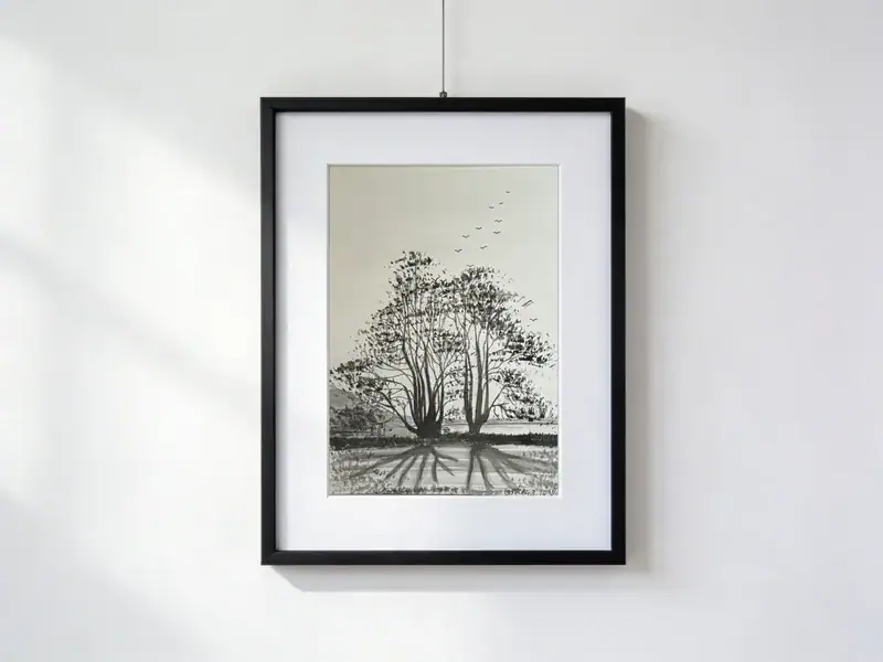 Quattro platani con primi germogli e lunghe ombre in un paesaggio monocromatico con lago e montagne sfumate sullo sfondo.